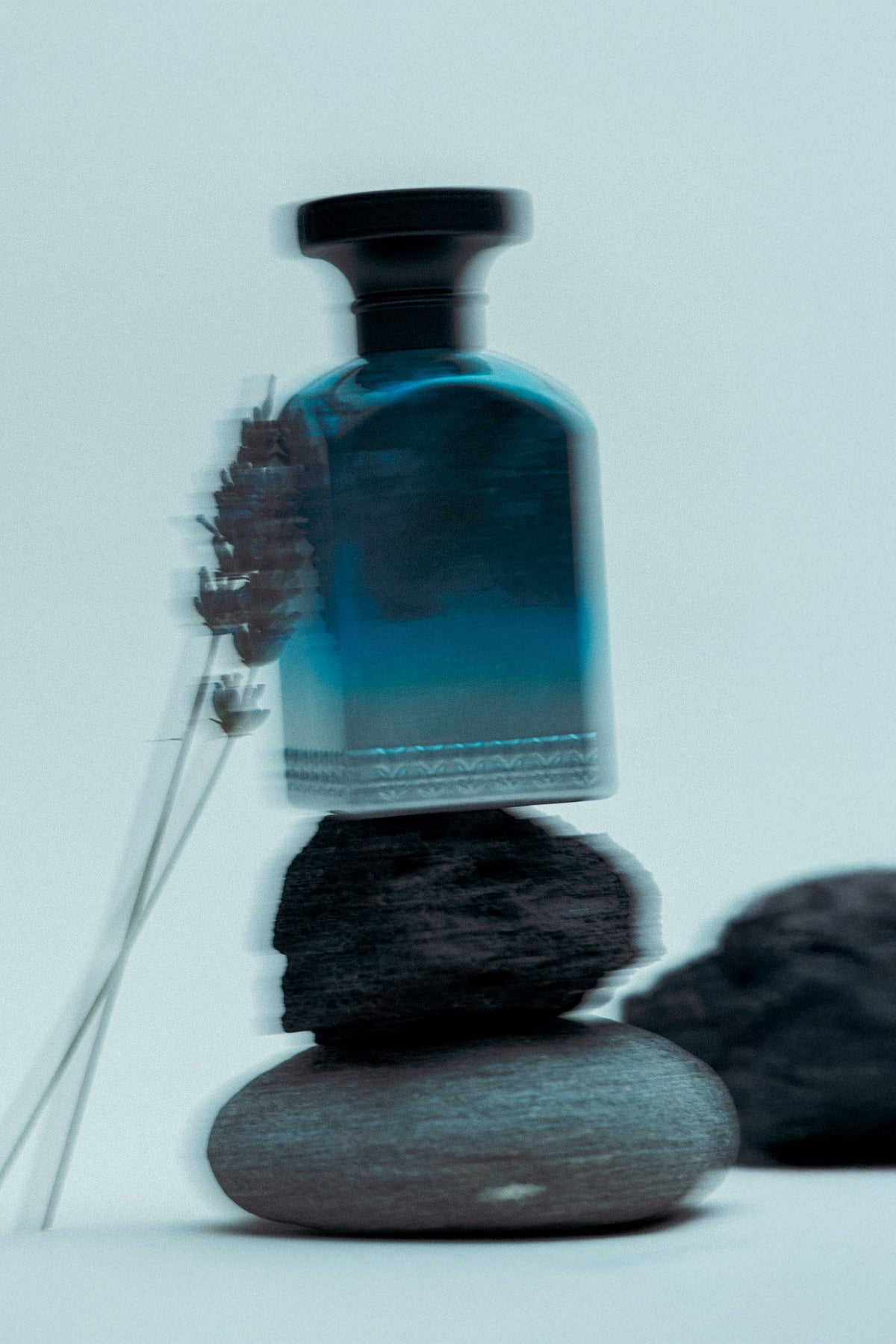 ANFAS DHAI — flacone blu su pietre; fotografia ufficiale ANFAS