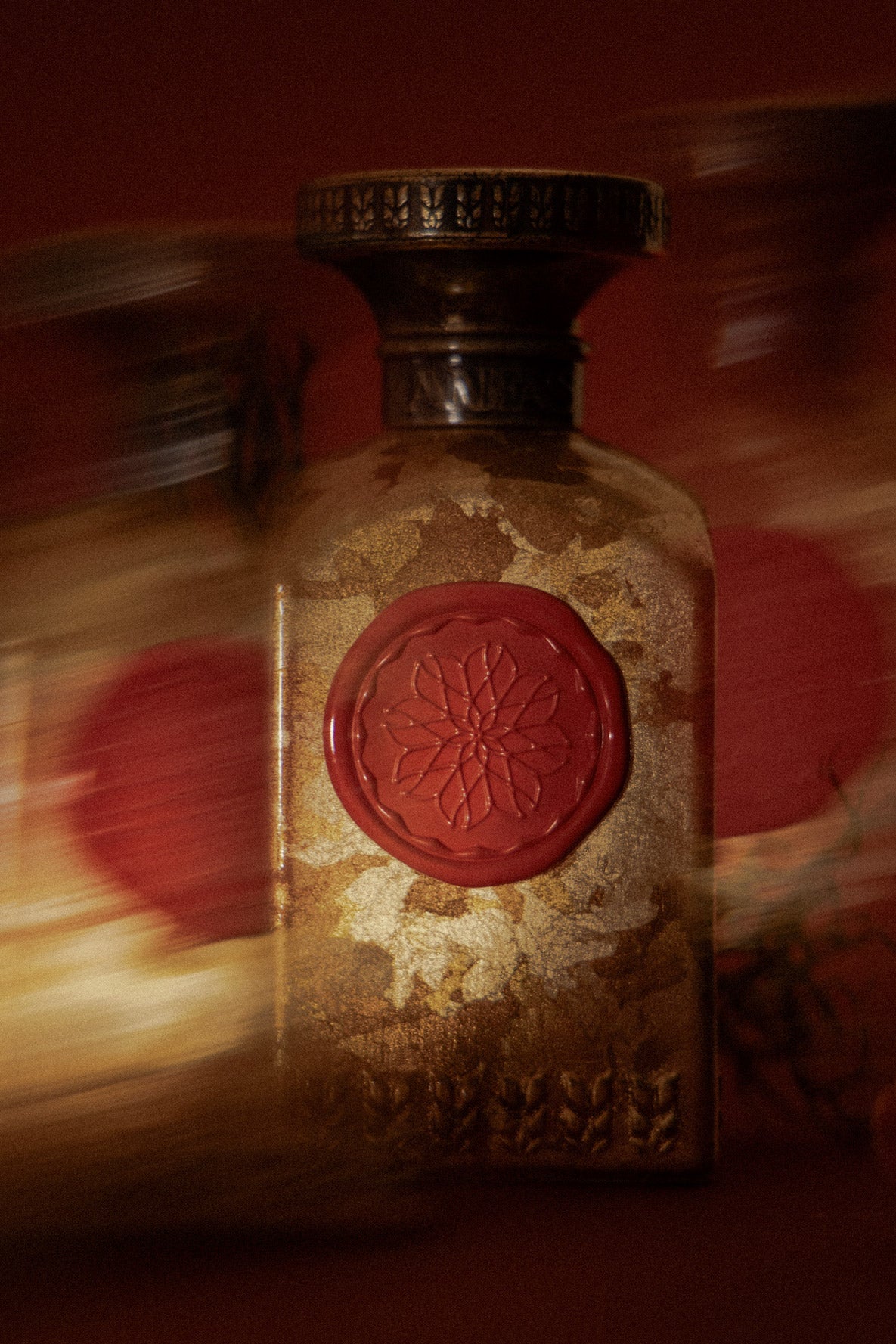ANFAS ISHQ — flacone con sigillo rosso e riflessi di luce; fotografia ufficiale ANFAS