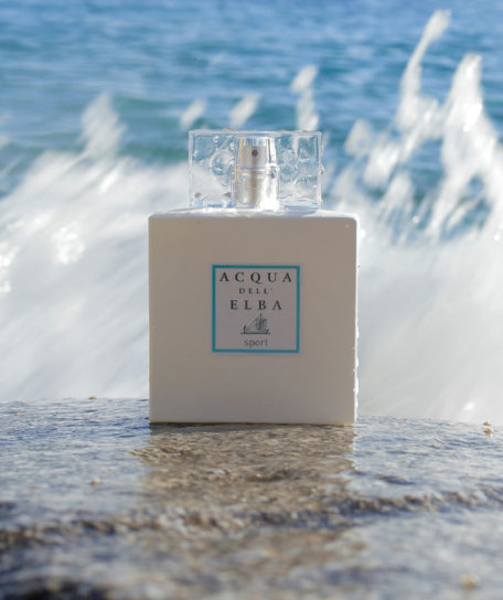Acqua dell’Elba Sport Eau de Parfum ambientato davanti al mare