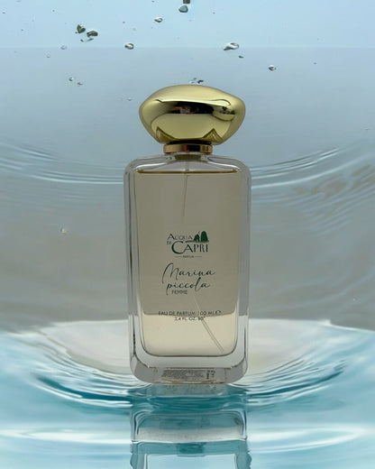 Acqua di Capri Marina Piccola 100 ml – flacone su sfondo d’acqua