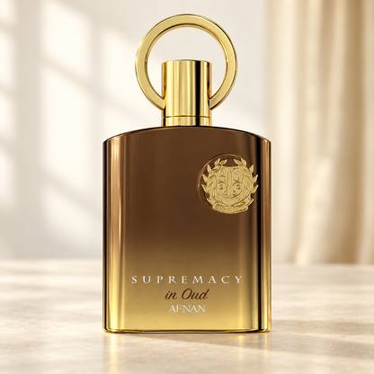 AFNAN - SUPREMACY IN OUD, flacone frontale centrale ravvicinato con sfondo leggero