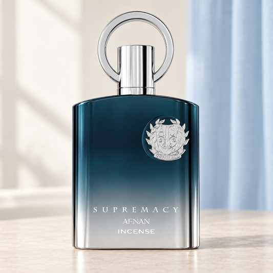 AFNAN - SUPREMACY INCENSE, flacone frontale centrale ravvicinato con sfondo leggero