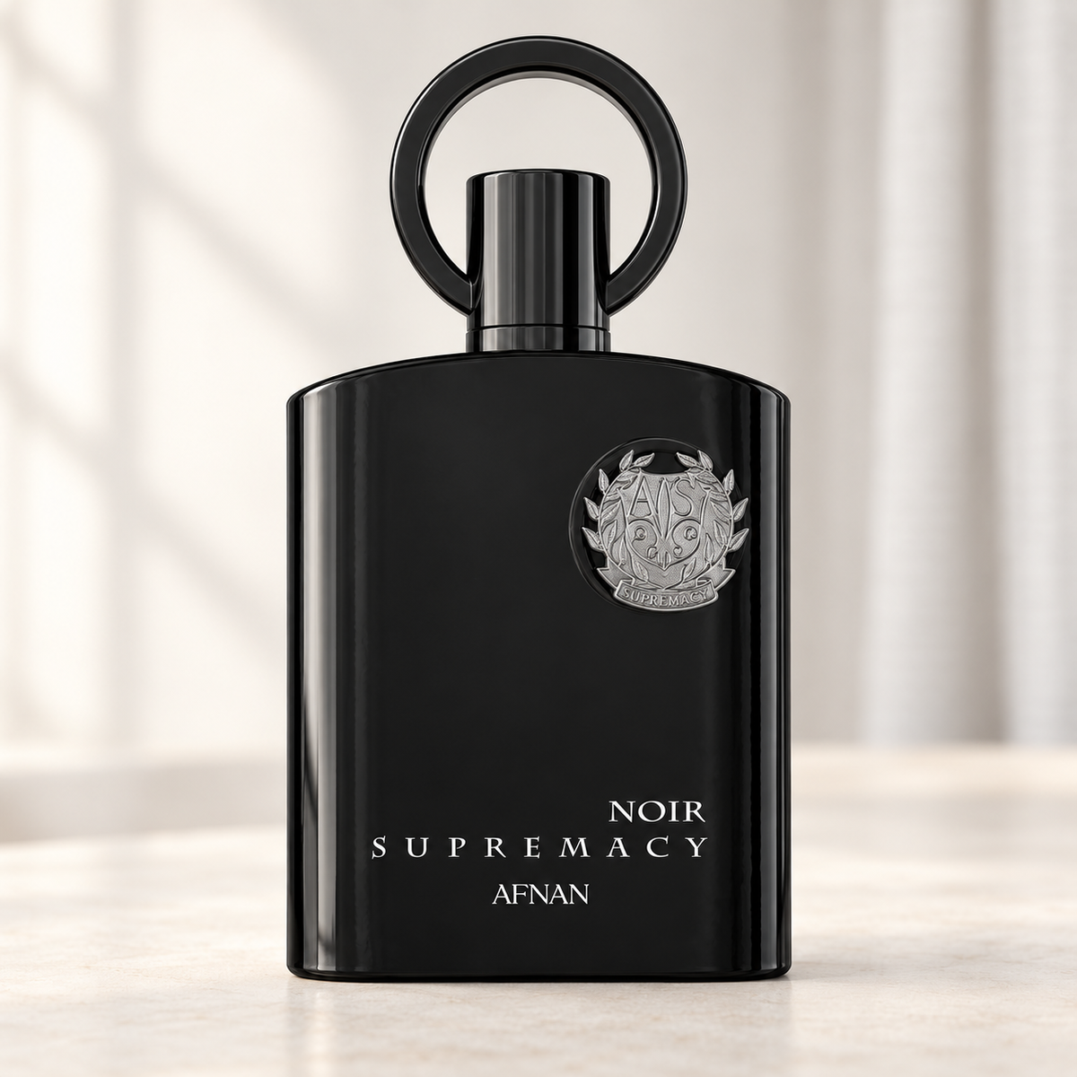 AFNAN - SUPREMACY NOIR, flacone frontale centrale ravvicinato con sfondo leggero