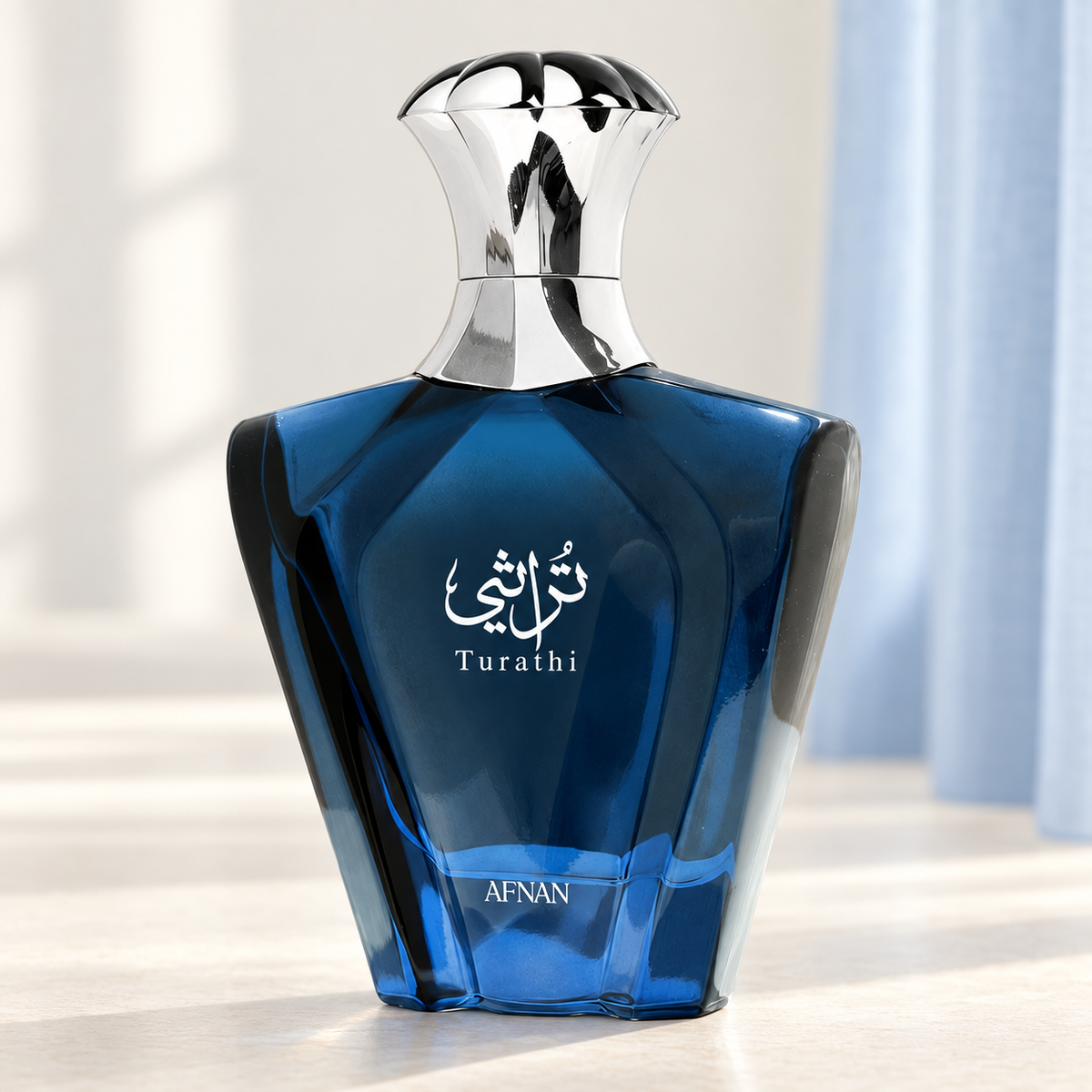AFNAN - TURATHI BLUE, flacone frontale centrale ravvicinato con sfondo leggero