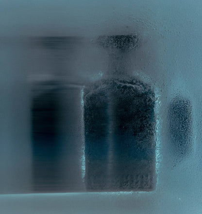 ANFAS DHAI — flacone blu dietro un vetro con condensa; fotografia ufficiale ANFAS