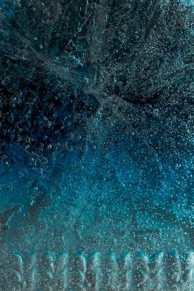 ANFAS DHAI — dettaglio del vetro blu con gocce d'acqua; fotografia ufficiale ANFAS