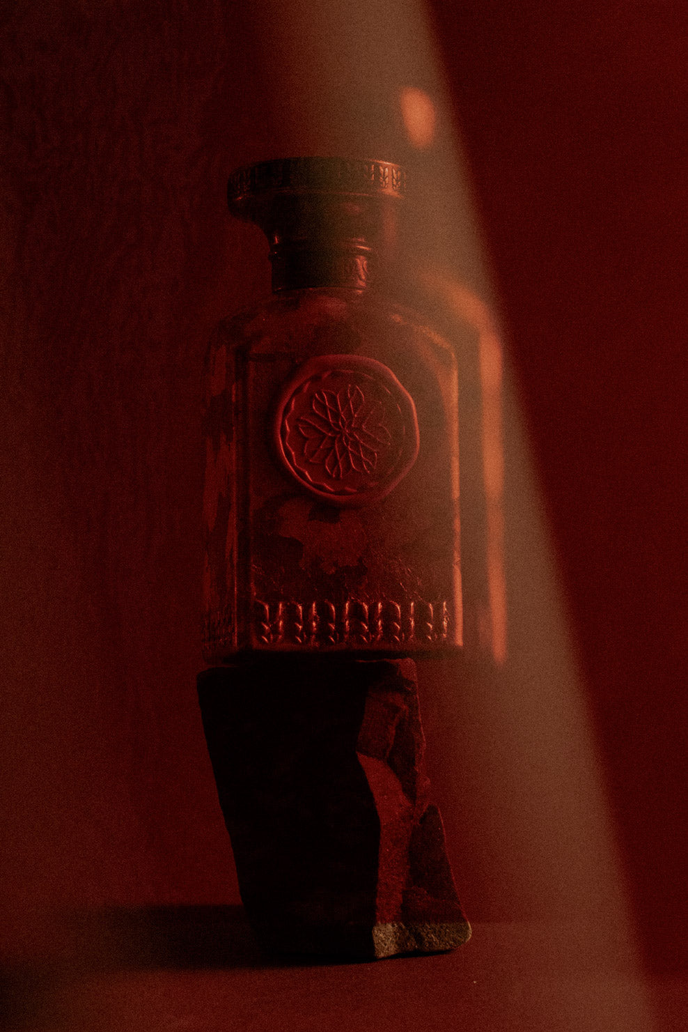ANFAS ISHQ — flacone in luce rossa; fotografia ufficiale ANFAS