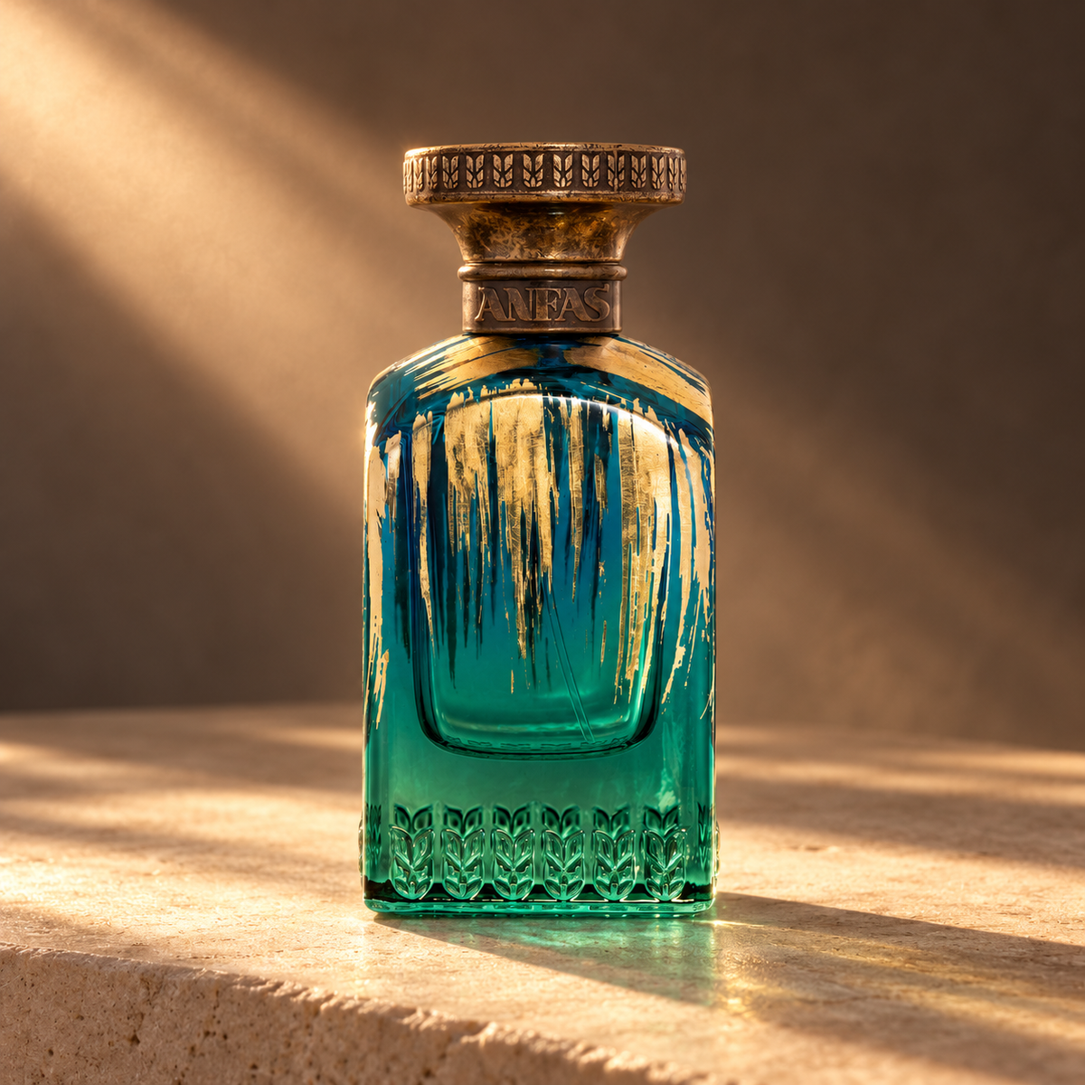 ANFAS JANNAH — flacone in luce radente, ambientazione creata con IA