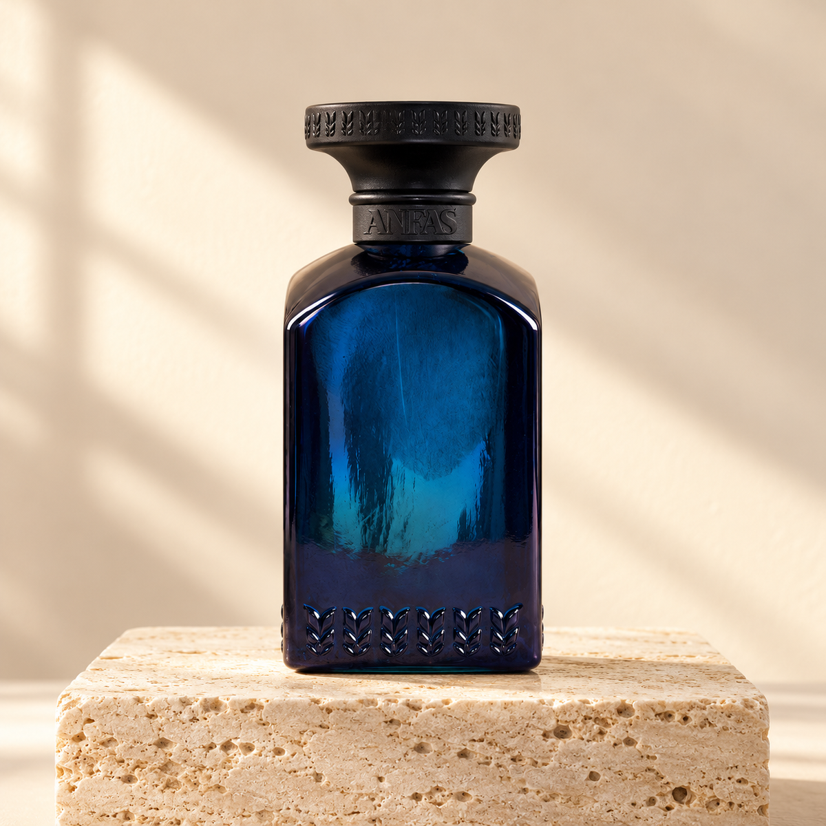 ANFAS SAMA — flacone su travertino, ambientazione creata con IA