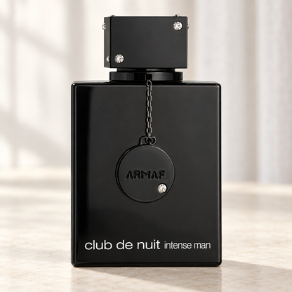 ARMAF - CLUB DE NUIT INTENSE MAN, flacone frontale centrale ravvicinato con sfondo leggero