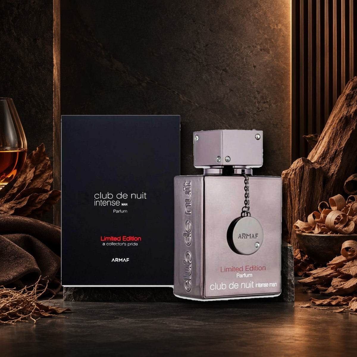 ARMAF - CLUB DE NUIT INTENSE MAN LIMITED EDITION - dettaglio in ambientazione legnosa e ambrata