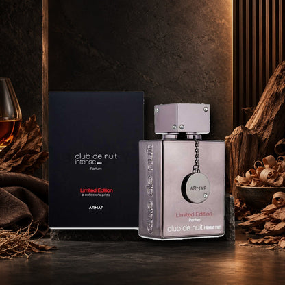 ARMAF - CLUB DE NUIT INTENSE MAN LIMITED EDITION - dettaglio in ambientazione legnosa e ambrata