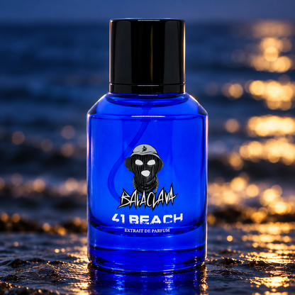 Balaclava 41 Beach, flacone blu in primo piano su sfondo marino sfumato