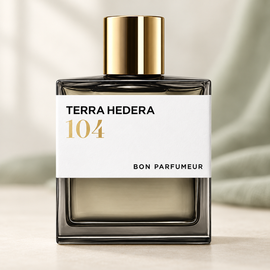 BON PARFUMEUR - 104 TERRA HEDERA, flacone frontale centrale ravvicinato con sfondo leggero