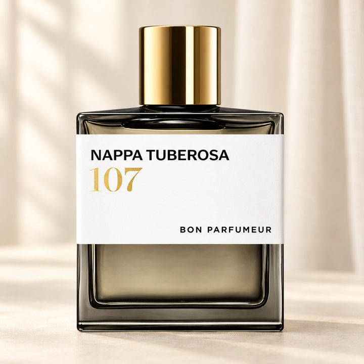 BON PARFUMEUR - 107 Nappa Tuberosa, flacone frontale centrale ravvicinato con sfondo leggero