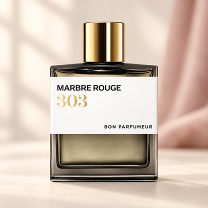 BON PARFUMEUR - 303 MARBRE ROUGE, flacone frontale centrale ravvicinato con sfondo leggero