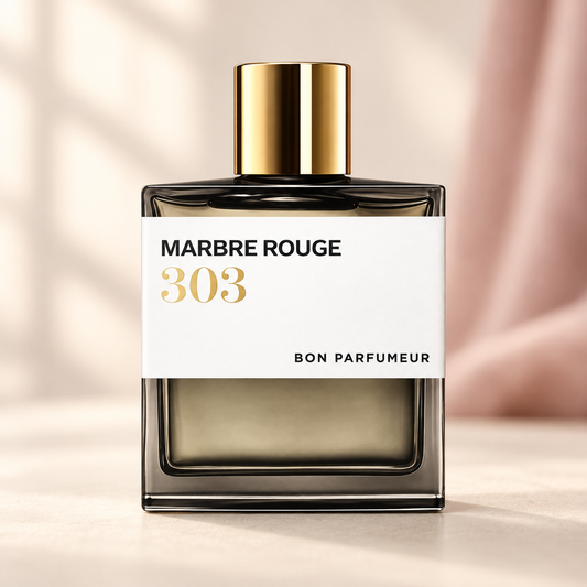 BON PARFUMEUR - 303 MARBRE ROUGE, flacone frontale centrale ravvicinato con sfondo leggero