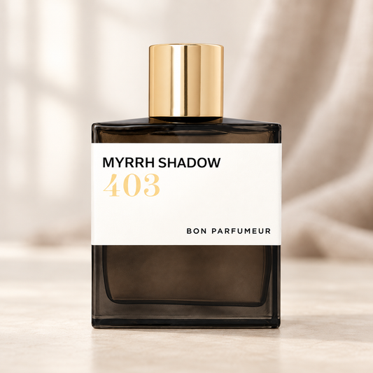 BON PARFUMEUR - 403 MYRRH SHADOW, flacone frontale centrale ravvicinato con sfondo leggero