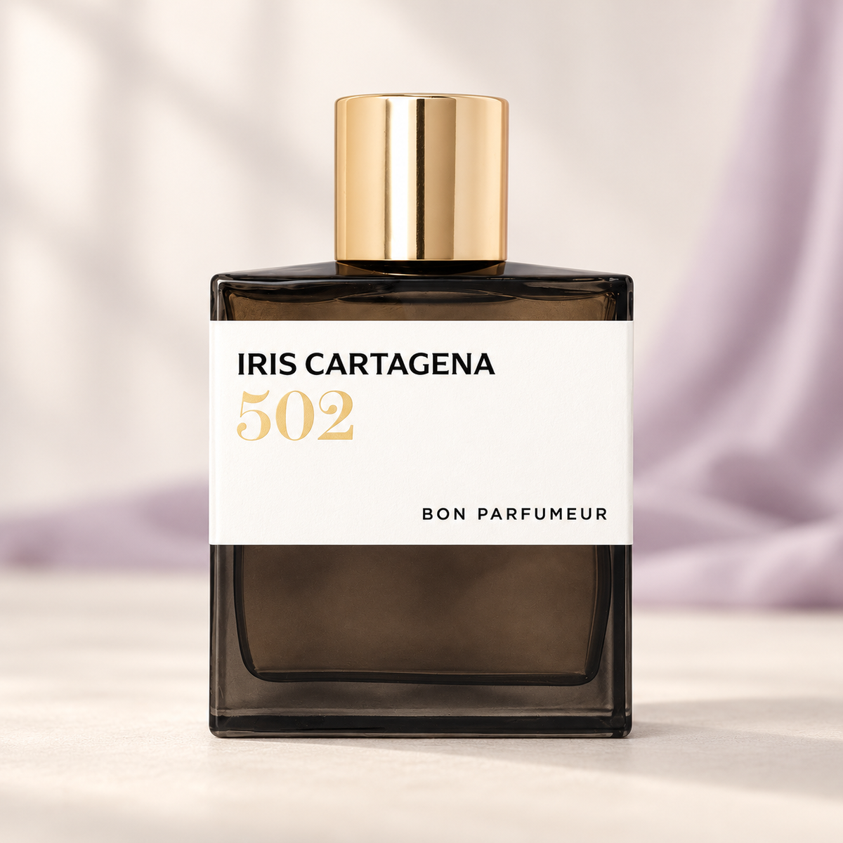 BON PARFUMEUR - 502 IRIS CARTAGENA, flacone frontale centrale ravvicinato con sfondo leggero