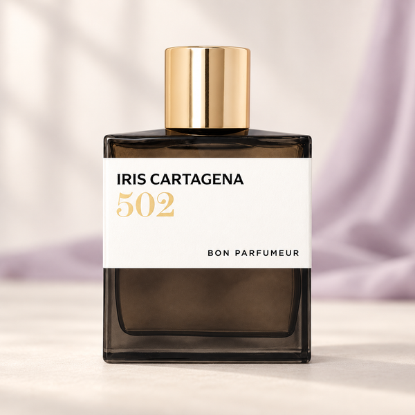 BON PARFUMEUR - 502 IRIS CARTAGENA, flacone frontale centrale ravvicinato con sfondo leggero