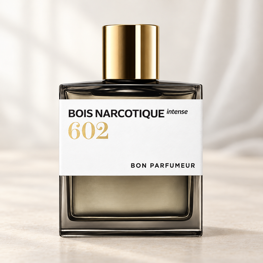 BON PARFUMEUR - 602 BOIS NARCOTIQUE INTENSE, flacone frontale centrale ravvicinato con sfondo leggero