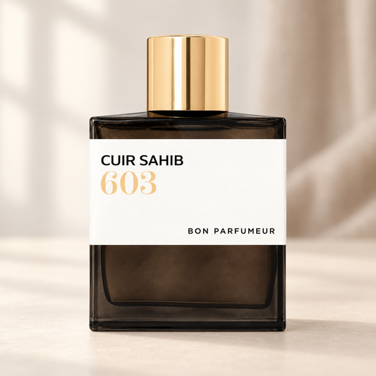BON PARFUMEUR - 603 CUIR SAHIB, flacone frontale centrale ravvicinato con sfondo leggero