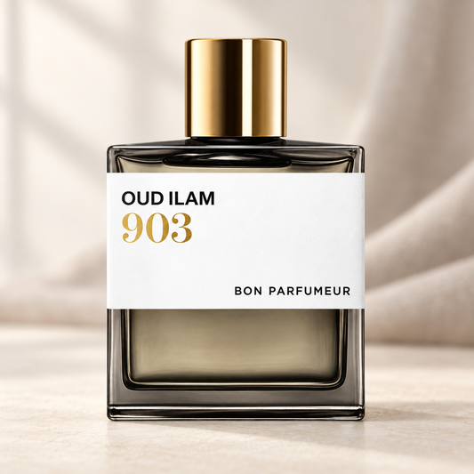 BON PARFUMEUR - 903 OUD ILAM, flacone frontale centrale ravvicinato con sfondo leggero