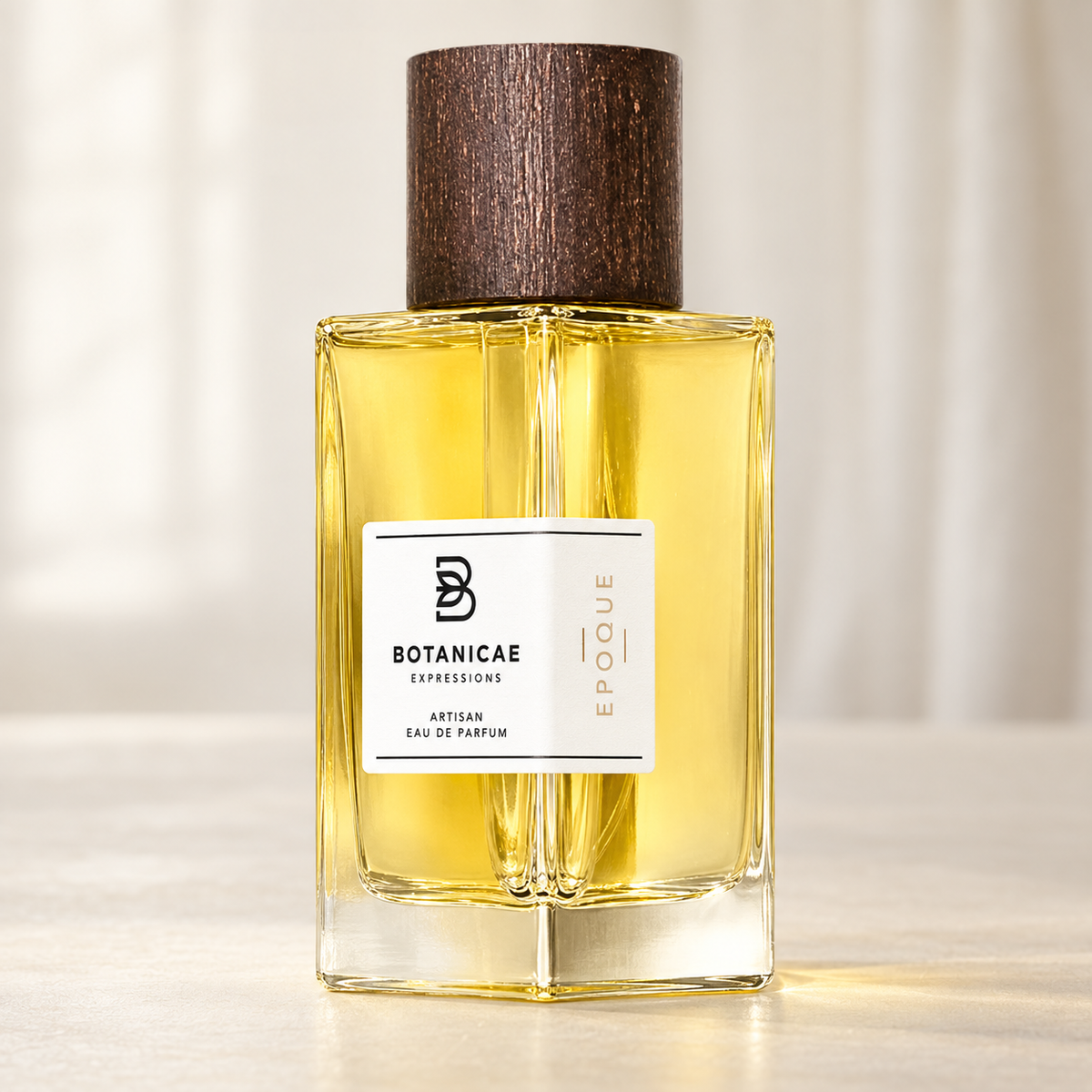 BOTANICAE - EPOQUE, flacone frontale centrale ravvicinato con sfondo leggero