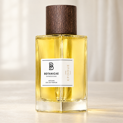 BOTANICAE - EPOQUE, flacone frontale centrale ravvicinato con sfondo leggero