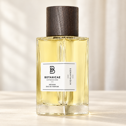 BOTANICAE - HIGHLANDS, flacone frontale centrale ravvicinato con sfondo leggero