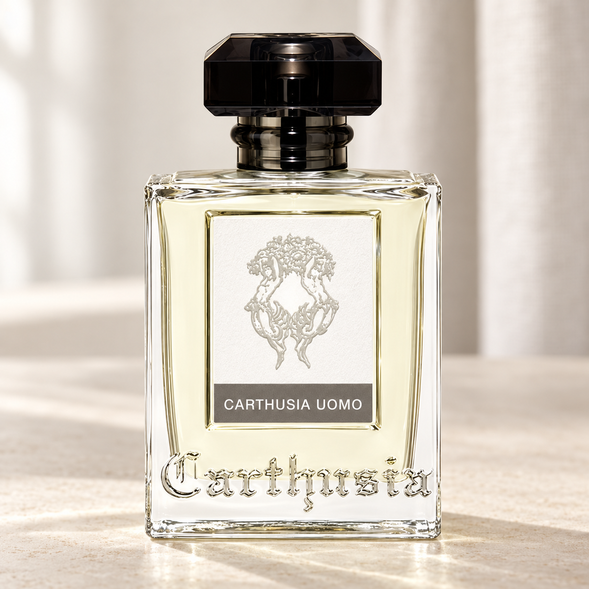 CARTHUSIA - CARTHUSIA UOMO, flacone frontale centrale ravvicinato con sfondo leggero