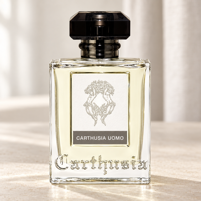 CARTHUSIA - CARTHUSIA UOMO, flacone frontale centrale ravvicinato con sfondo leggero