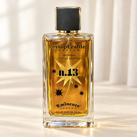 EMINENCE - INSUPERABLE WOMAN NO. 13, flacone frontale centrale ravvicinato con sfondo leggero