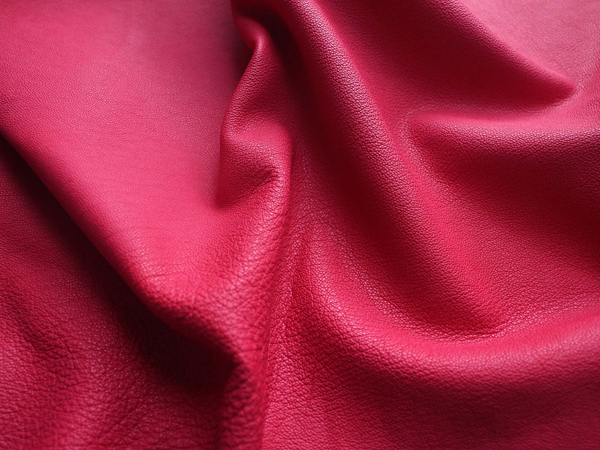 Eminence Qirat – texture di cuoio color lampone ispirata alle note della fragranza