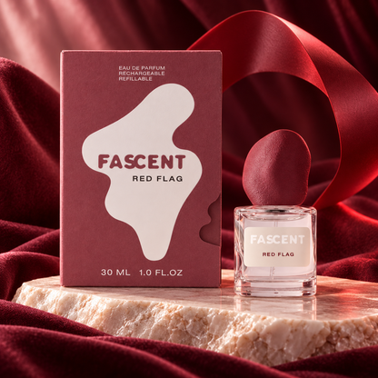 Fascent Red Flag con confezione in ambientazione editoriale bordeaux
