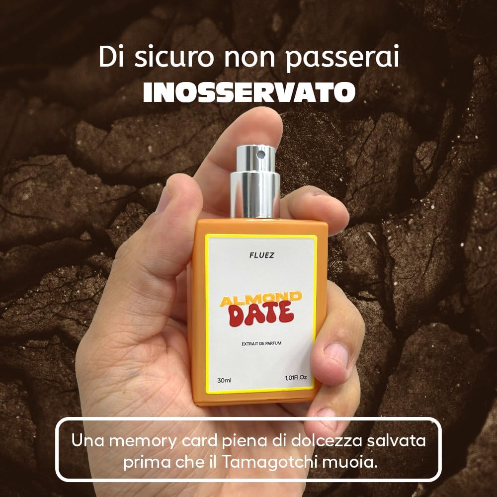 Flacone di Fluez Almond Date tenuto in mano con il nebulizzatore scoperto