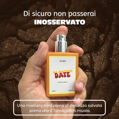 Flacone di Fluez Almond Date tenuto in mano con il nebulizzatore scoperto