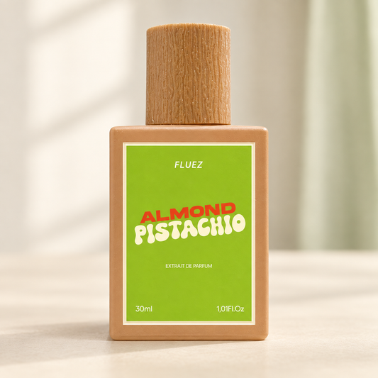 FLUEZ - ALMOND PISTACHIO, flacone frontale centrale ravvicinato con sfondo leggero