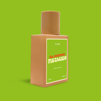 Fluez Almond Pistachio, flacone visto di tre quarti su sfondo verde lime