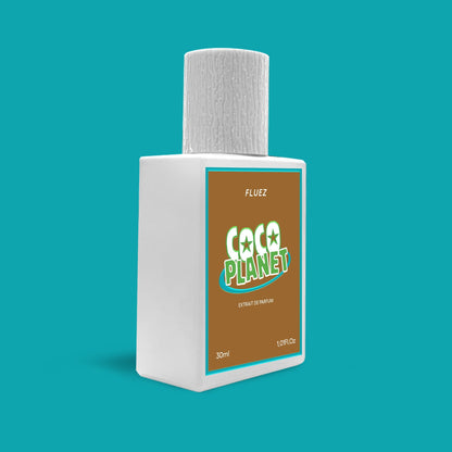 Fluez Coco Planet, flacone bianco visto di tre quarti su sfondo turchese