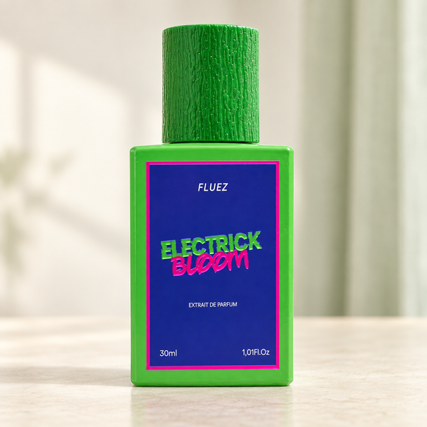 FLUEZ - ELECTRICK BLOOM, flacone frontale centrale ravvicinato con sfondo leggero
