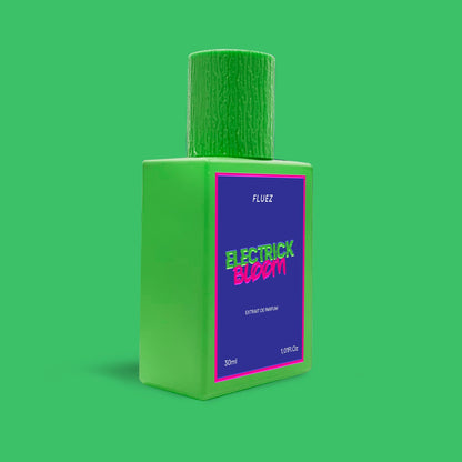 Fluez Electrick Bloom, flacone verde visto di tre quarti su sfondo verde