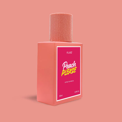 Fluez Peach Please, flacone rosa visto di tre quarti su sfondo rosa