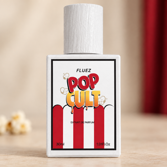 Fluez Popcult, flacone frontale centrale ravvicinato con etichetta nitida e tenda rossa sfumata