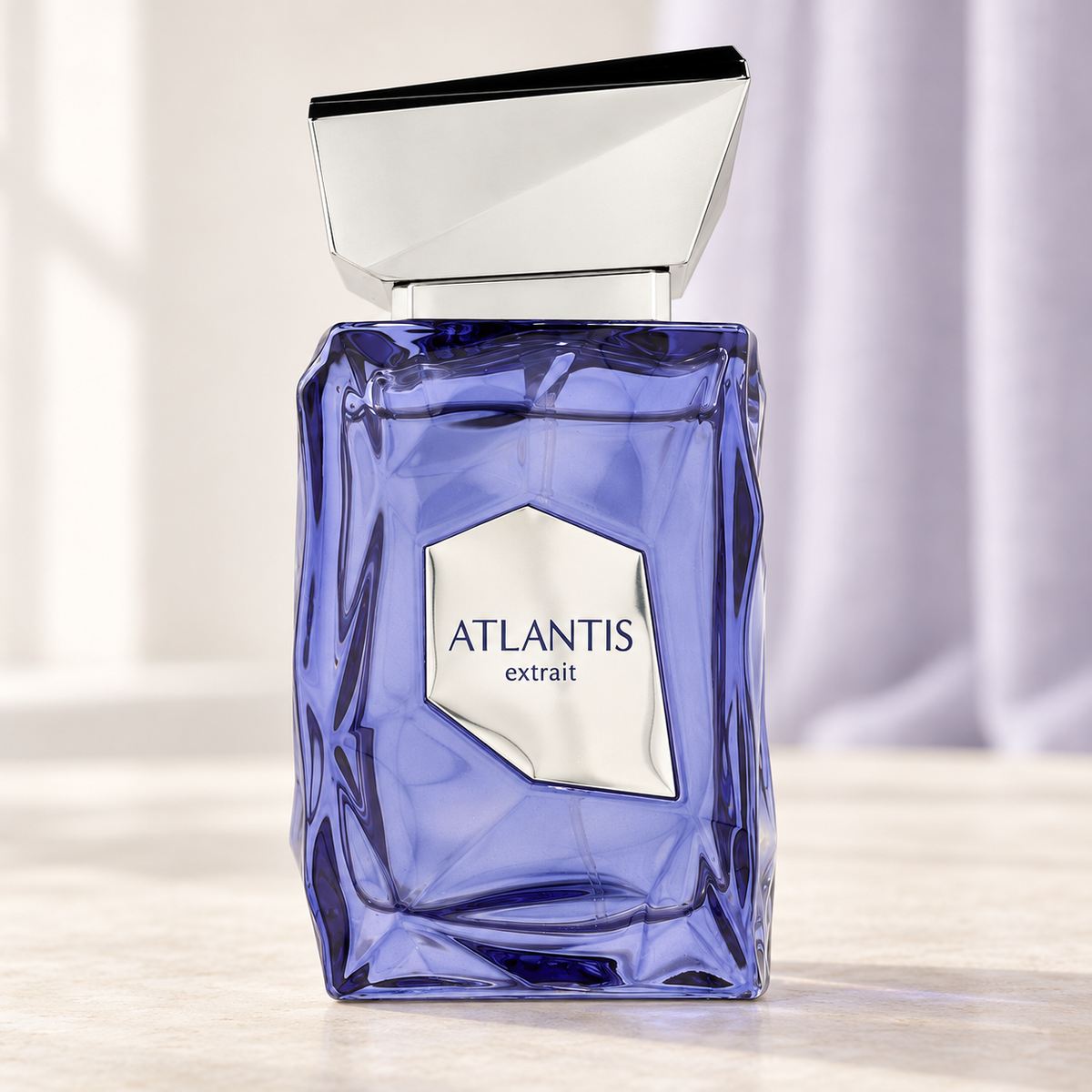 FRENCH AVENUE - ATLANTIS EXTRAIT, flacone frontale centrale ravvicinato con sfondo leggero