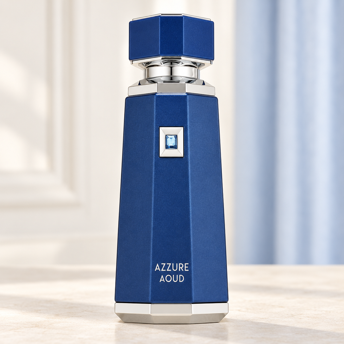 FRENCH AVENUE - AZZURE OUD, flacone frontale centrale ravvicinato con sfondo leggero