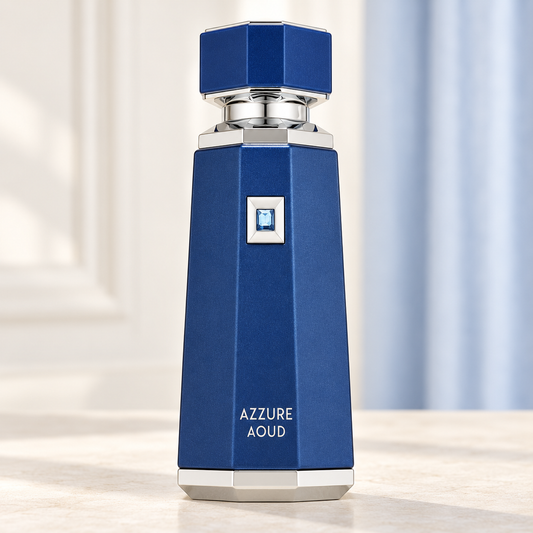 FRENCH AVENUE - AZZURE OUD, flacone frontale centrale ravvicinato con sfondo leggero