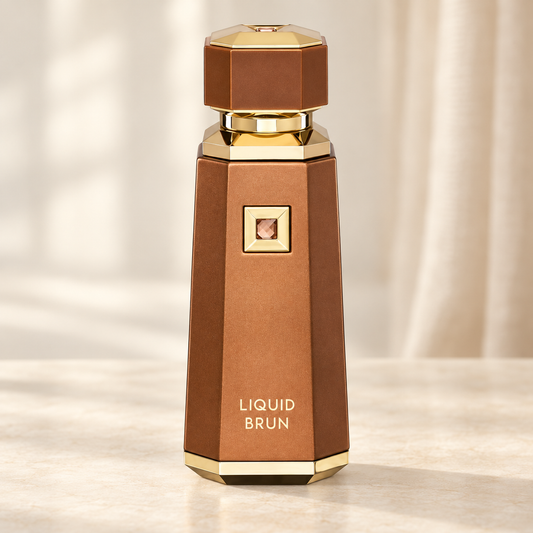 FRENCH AVENUE - LIQUID BRUN, flacone frontale centrale ravvicinato con sfondo leggero