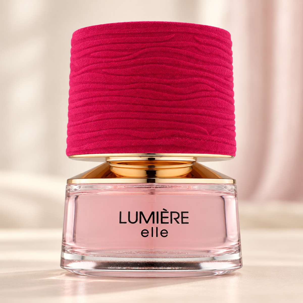 FRENCH AVENUE - LUMIÈRE ELLE, flacone frontale centrale ravvicinato con sfondo leggero