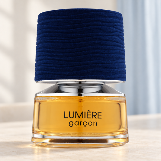 FRENCH AVENUE - LUMIÈRE GARÇON, flacone frontale centrale ravvicinato con sfondo leggero